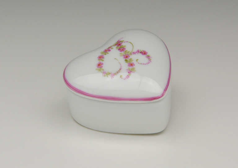 Scatola cuore Rosa diritta con filo e sigla fiorita